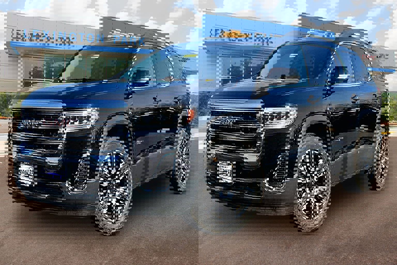 Used 2022 GMC Acadia SLE w/ Driver Convenience Package image 2