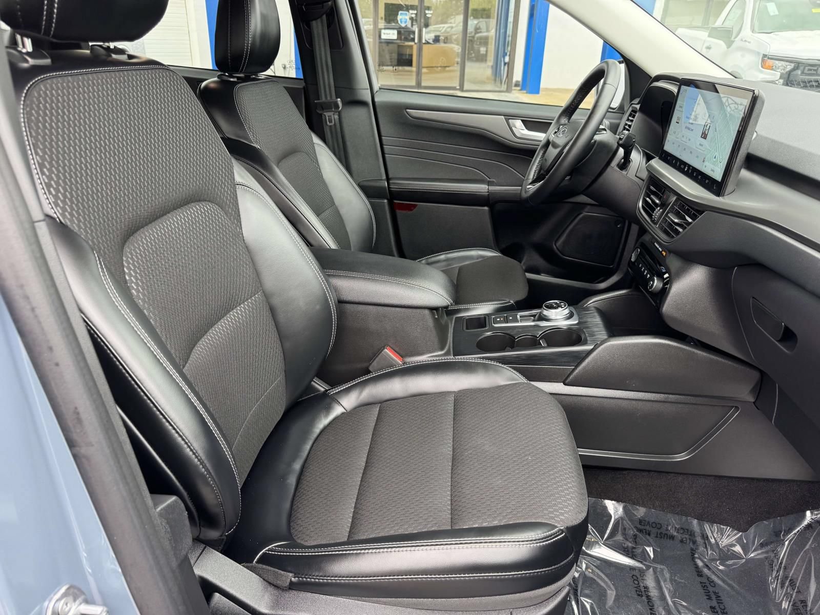 Used 2025 Ford Escape SE w/ Class II Trailer Tow Package FWD image 26