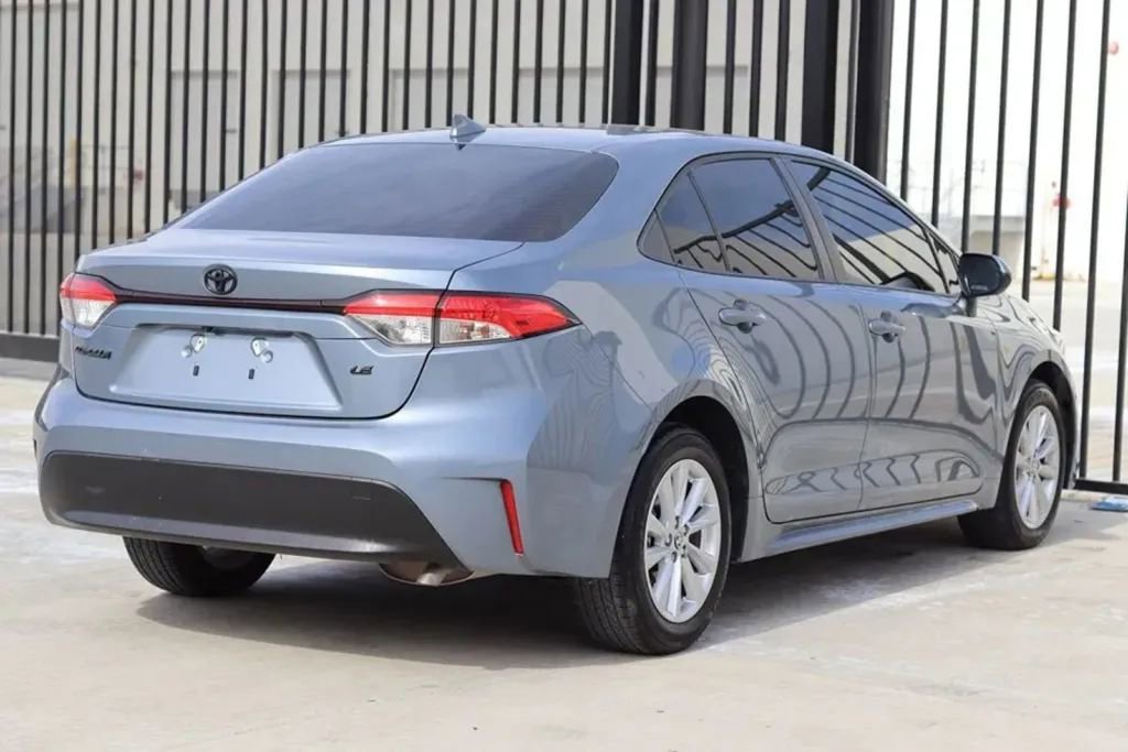 Used 2024 Toyota Corolla LE w/ LE Convenience Package image 5