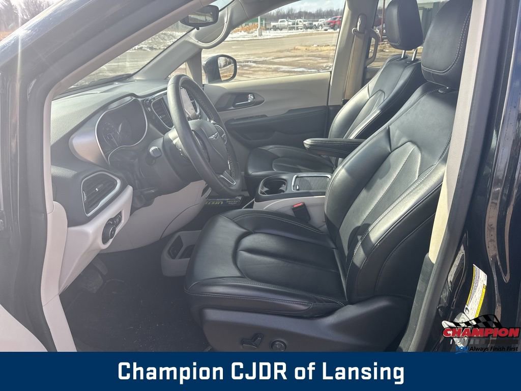 Used 2023 Chrysler Pacifica Touring-L image 18