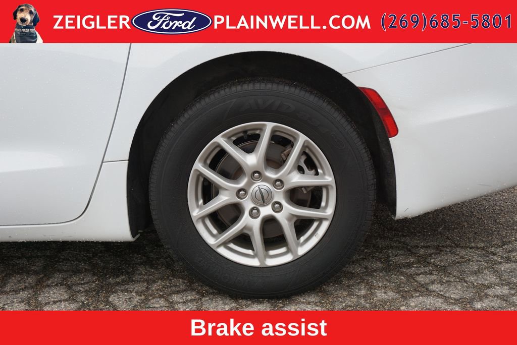 Used 2023 Chrysler Pacifica Touring-L FWD image 9