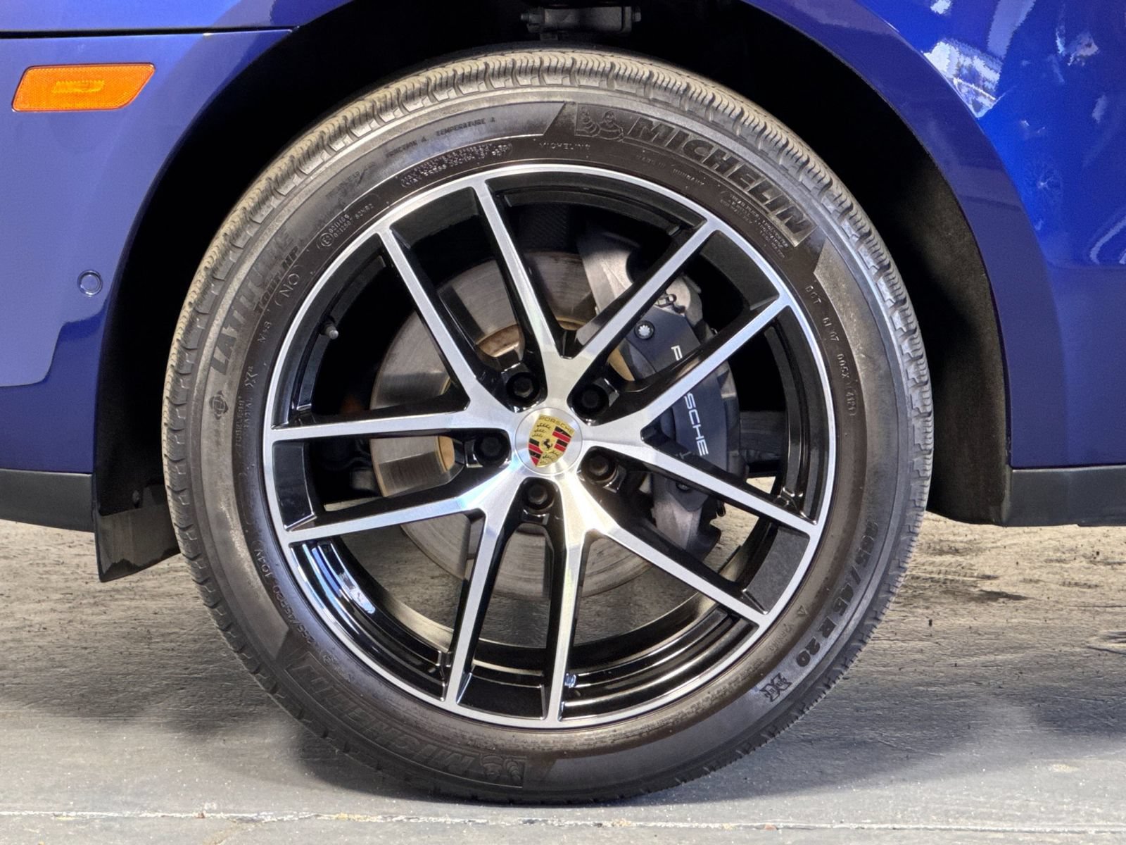 Certified 2022 Porsche Macan AWD/4WD image 33