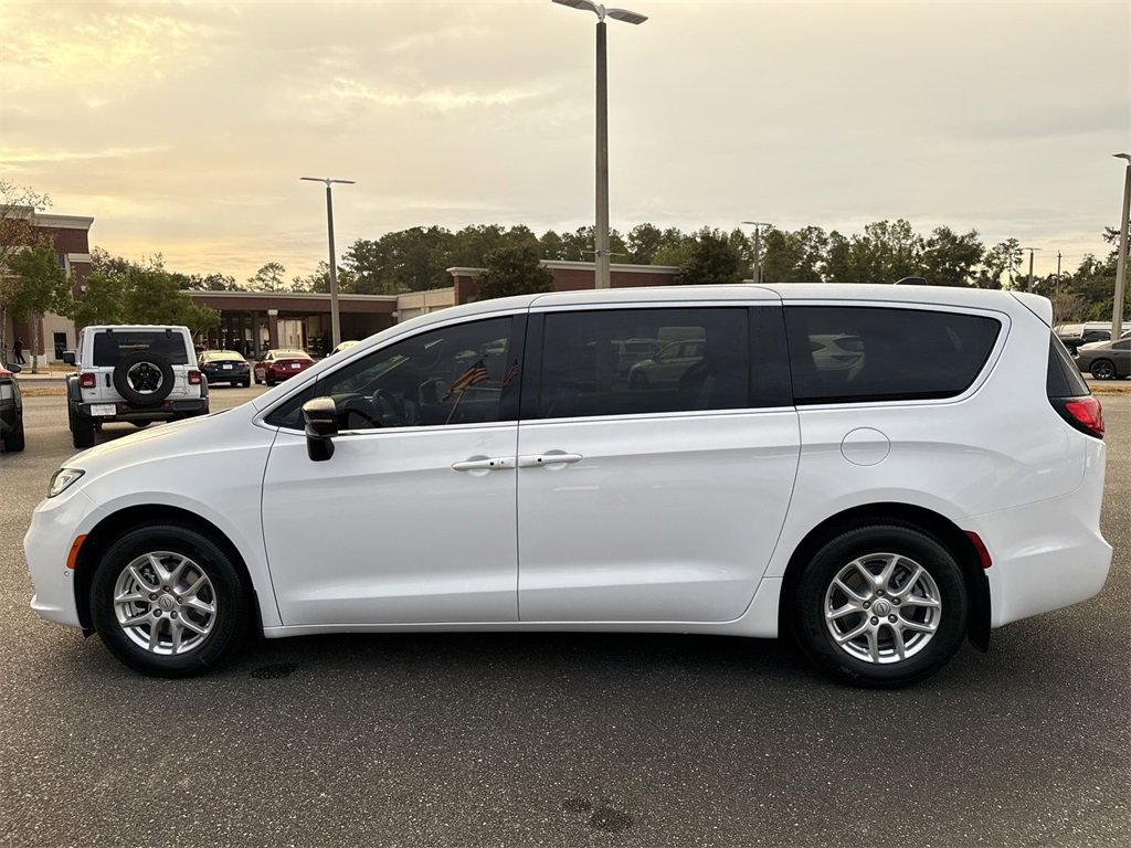 New 2026 Chrysler Pacifica Select image 6