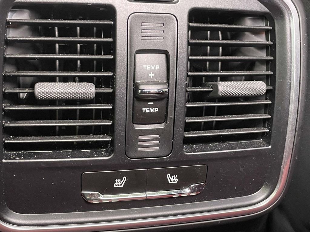 Certified 2023 Porsche Macan AWD/4WD image 25