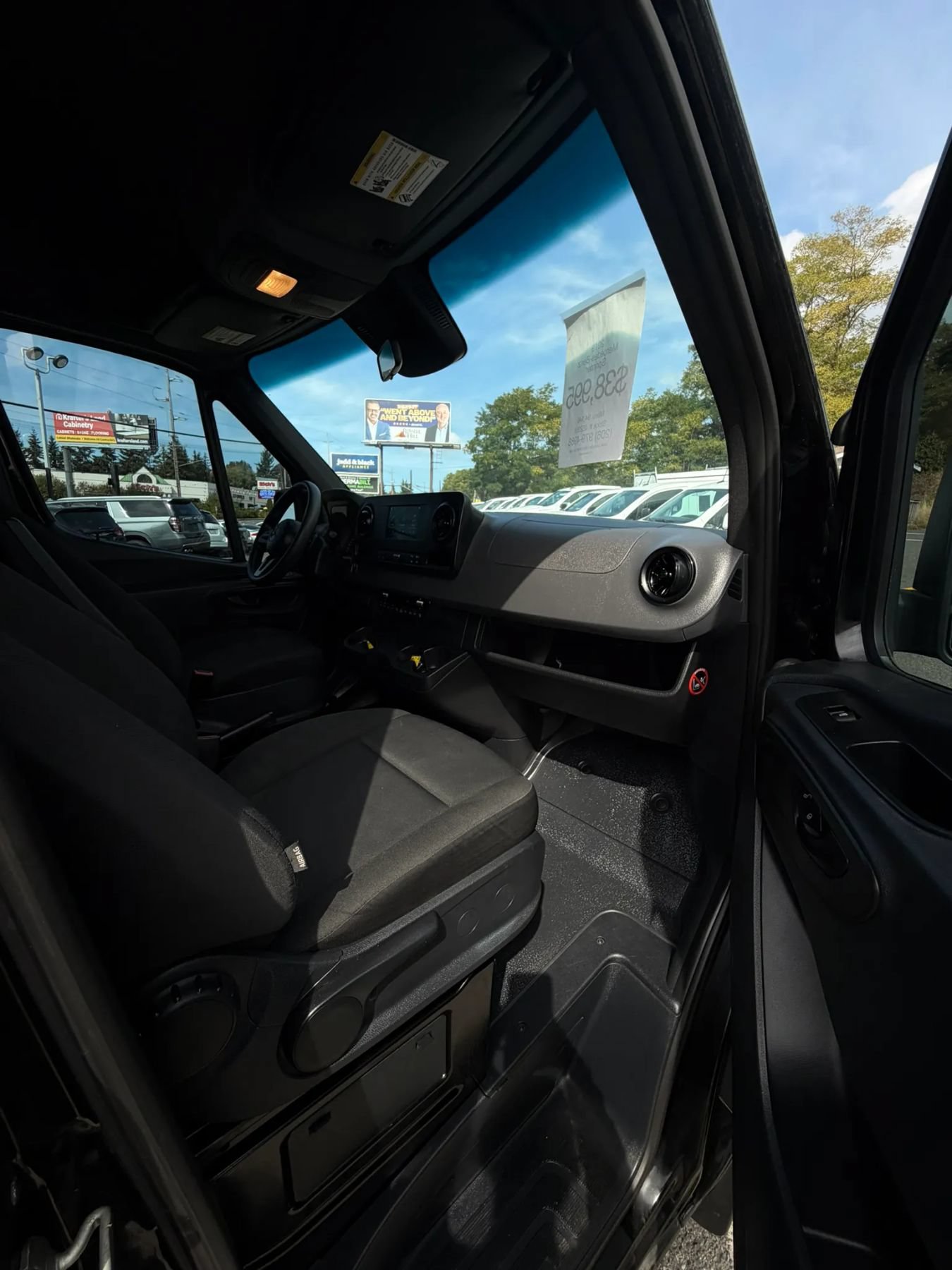Used 2019 Mercedes-Benz Sprinter 2500 w/ Premium Package image 28