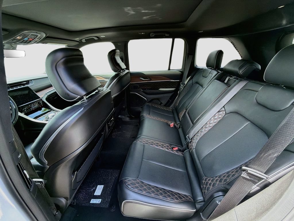 Used 2025 Jeep Grand Cherokee Summit w/ Obsidian Package AWD/4WD image 21