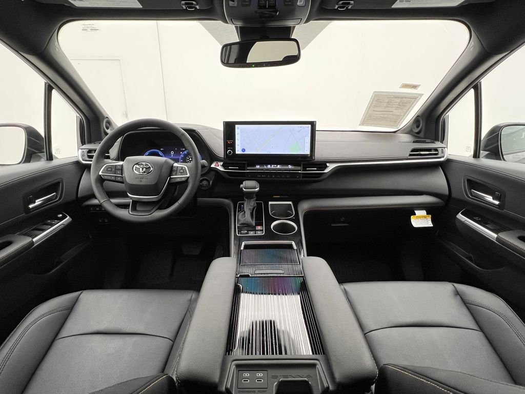 Used 2025 Toyota Sienna XLE Woodland Edition image 26