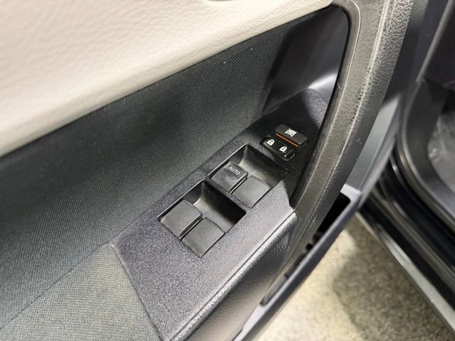 Used 2017 Toyota Corolla LE w/ Carpet Mat Package (TMS) FWD image 18