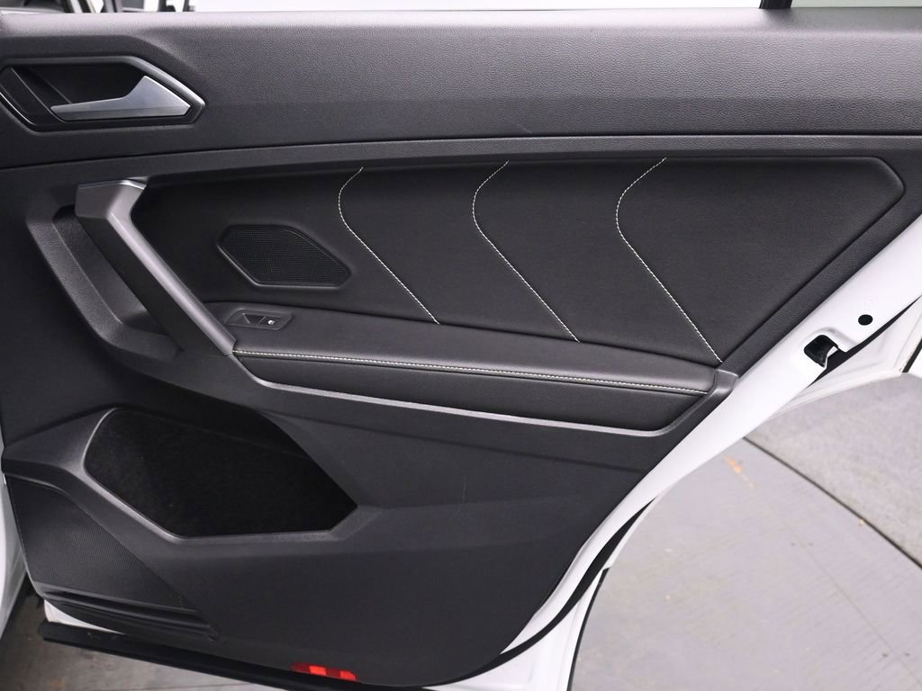 Used 2022 Volkswagen Tiguan SE w/ Panoramic Sunroof Package FWD image 19