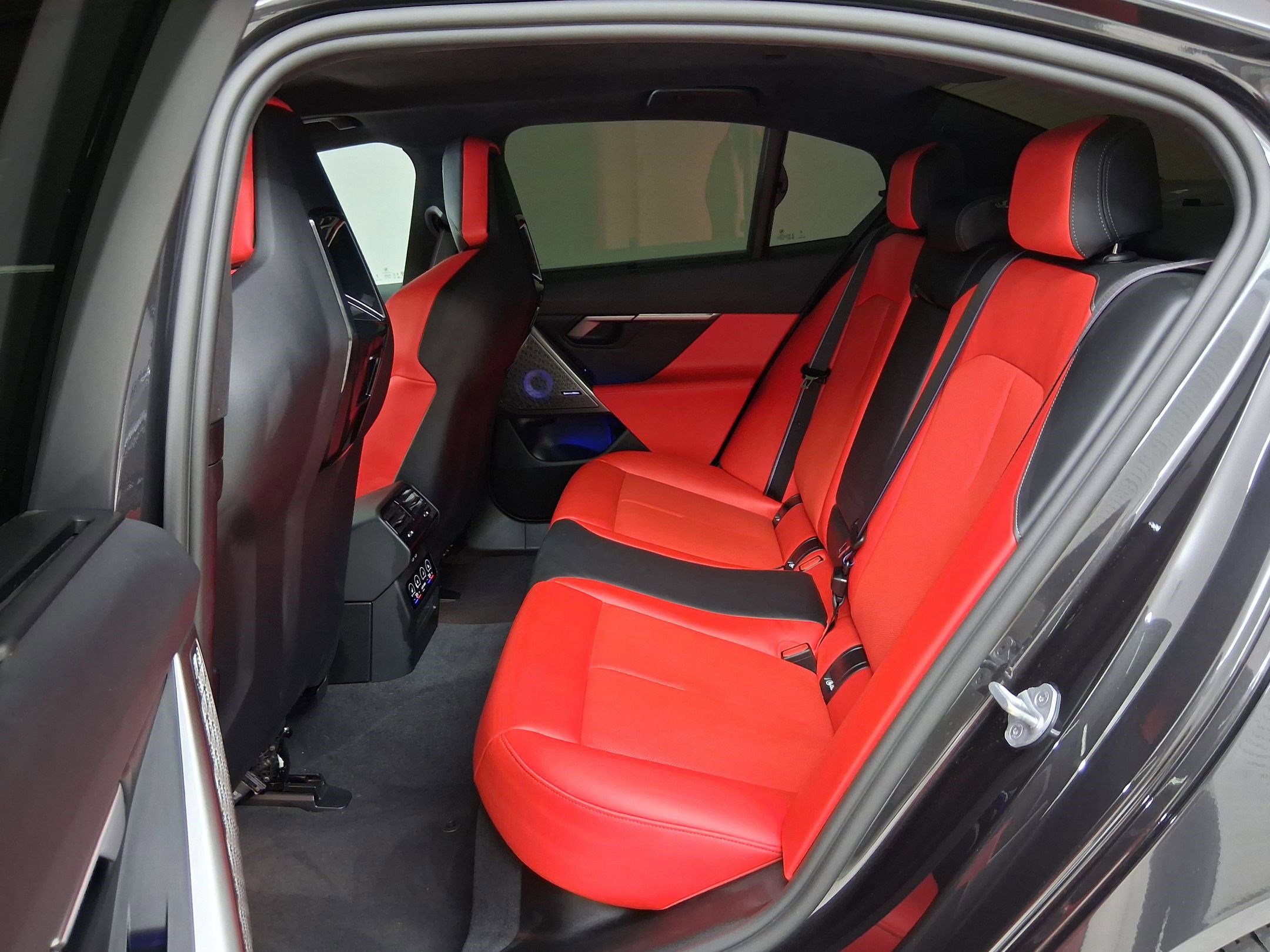 Used 2025 BMW M5 w/ Carbon Package image 14