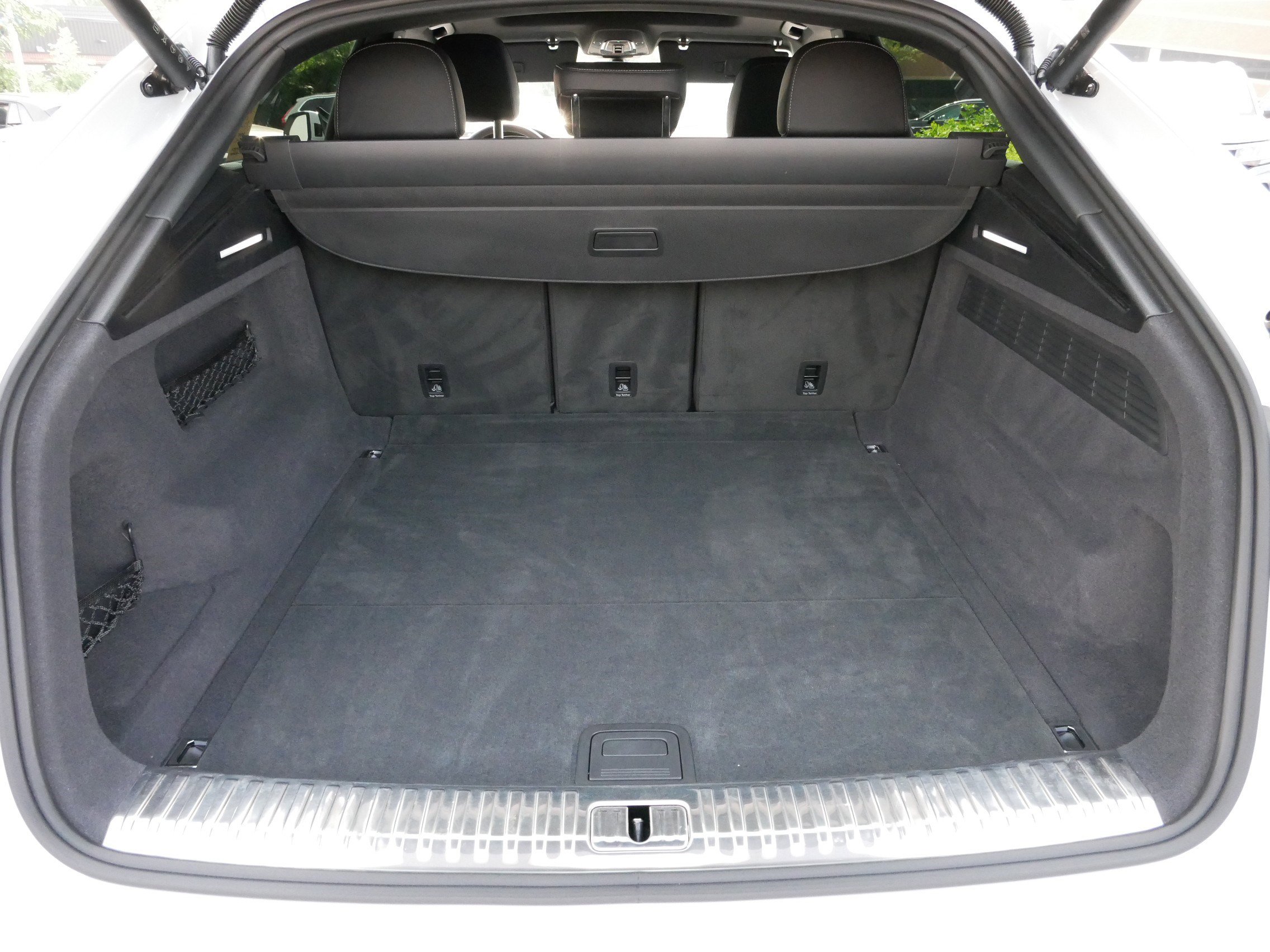 Used 2023 Audi Q8 Premium image 18