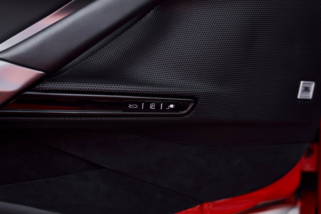 Used 2022 Ferrari SF90 Spider image 41