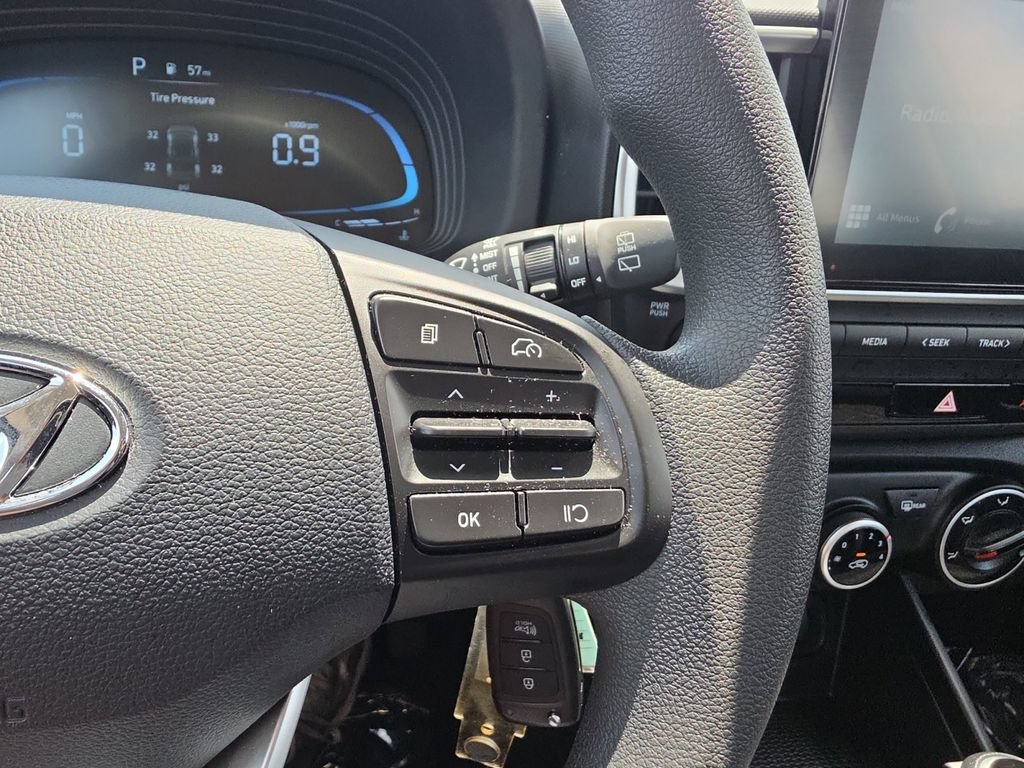 Certified 2025 Hyundai Venue SE FWD image 23