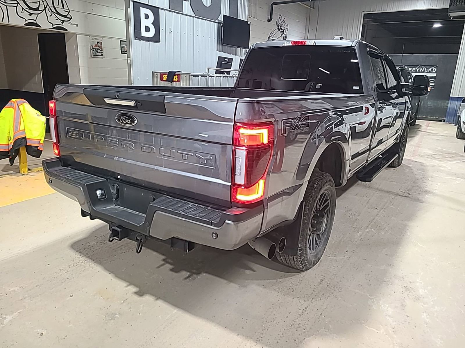 Used 2022 Ford F250 XLT w/ Black Appearance Package image 3