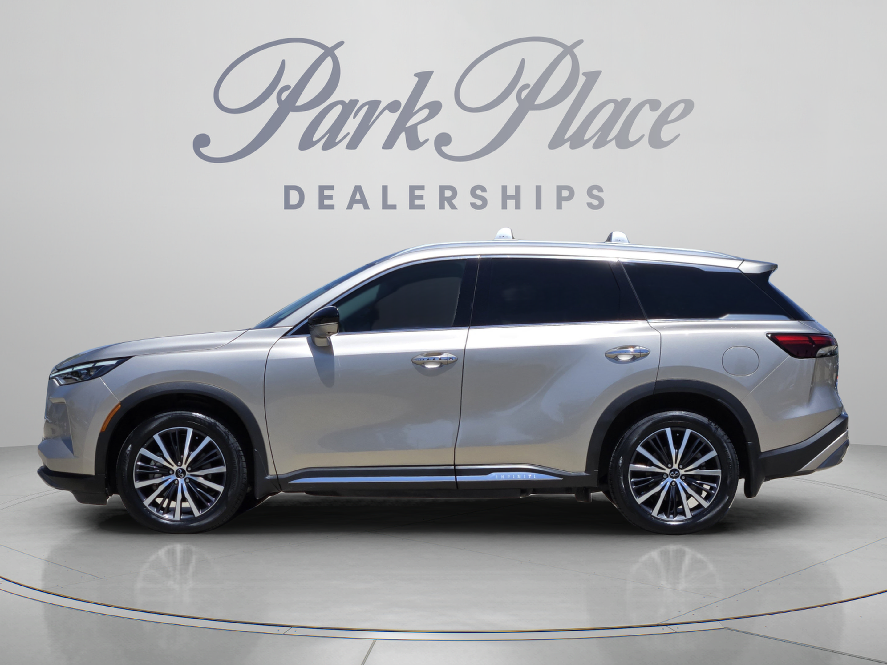 Used 2024 INFINITI QX60 Sensory w/ Cargo Package AWD/4WD image 2