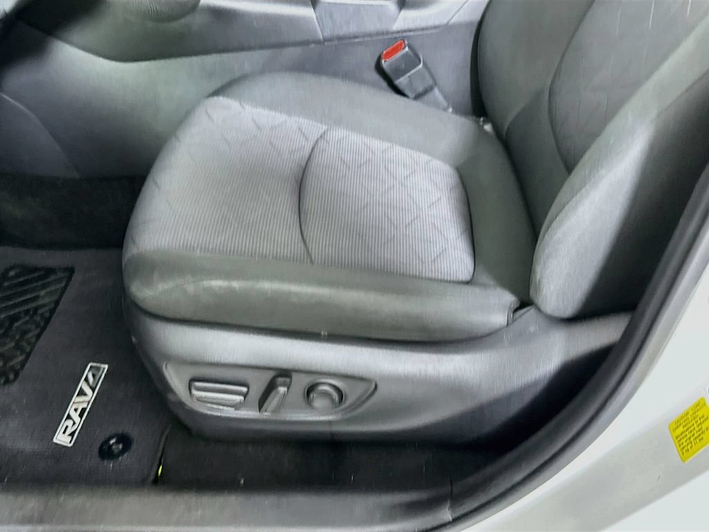 Used 2021 Toyota RAV4 XLE w/ Convenience Package FWD image 9