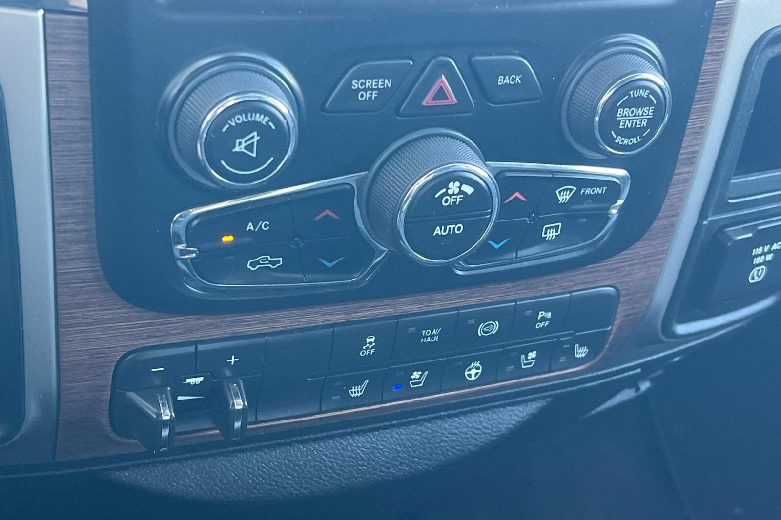 Used 2014 RAM 3500 Laramie w/ Cold Weather Group AWD/4WD image 17