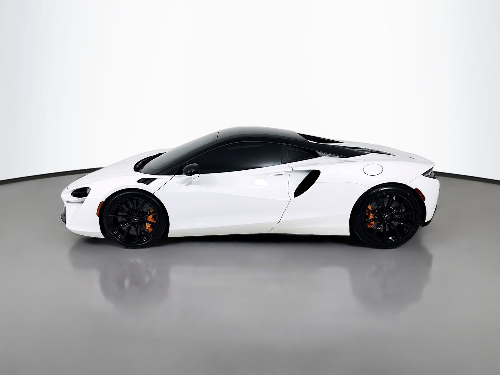 Used 2024 McLaren Artura RWD image 4
