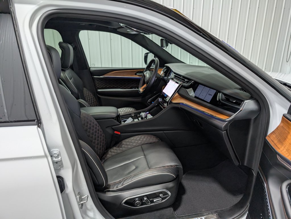 Used 2022 Jeep Grand Cherokee Summit AWD/4WD image 30