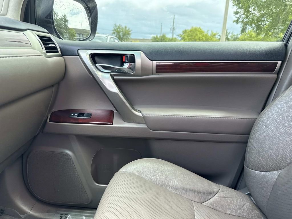 Used 2015 Lexus GX 460 w/ Premium Package image 31