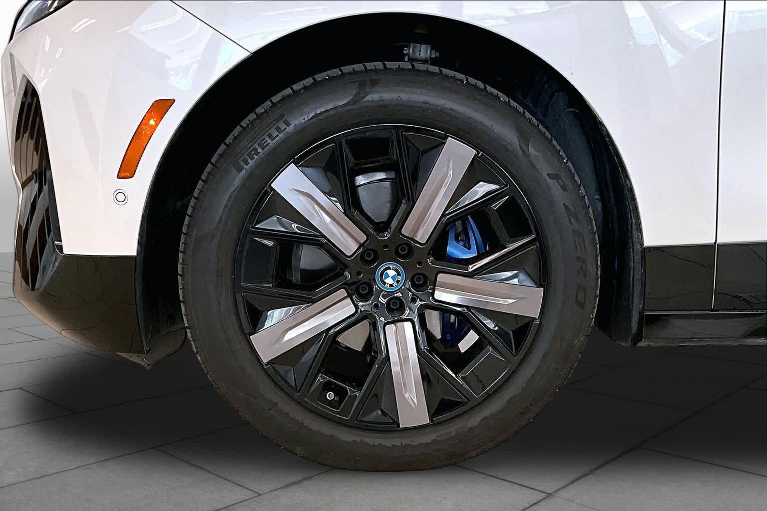 Used 2024 BMW iX xDrive50 w/ Sport Package AWD/4WD image 10