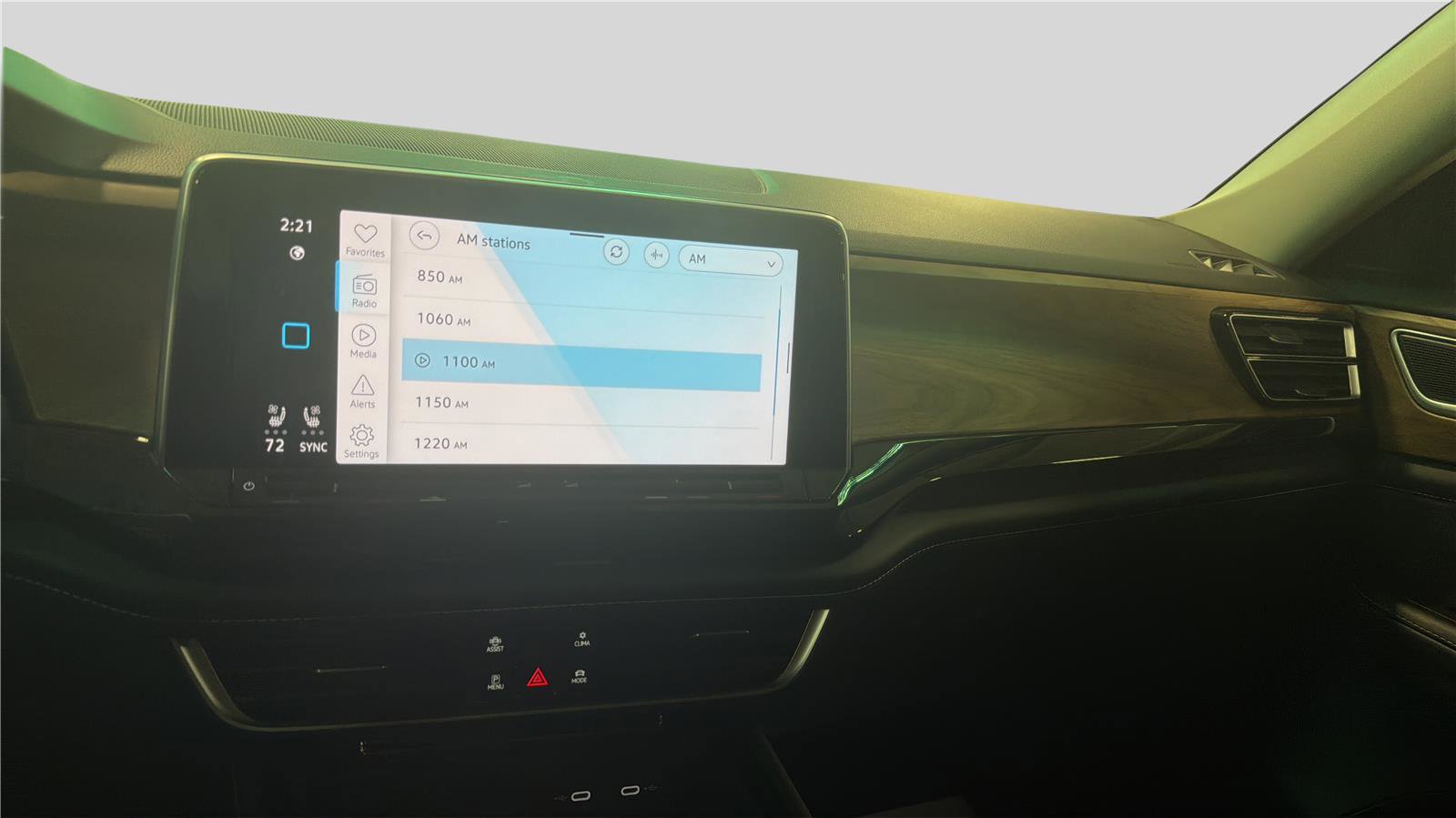 Used 2025 Volkswagen Atlas SE FWD image 11