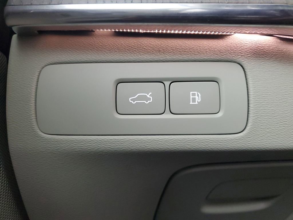 Certified 2024 Volvo XC90 T8 Plus w/ Protection Package image 39