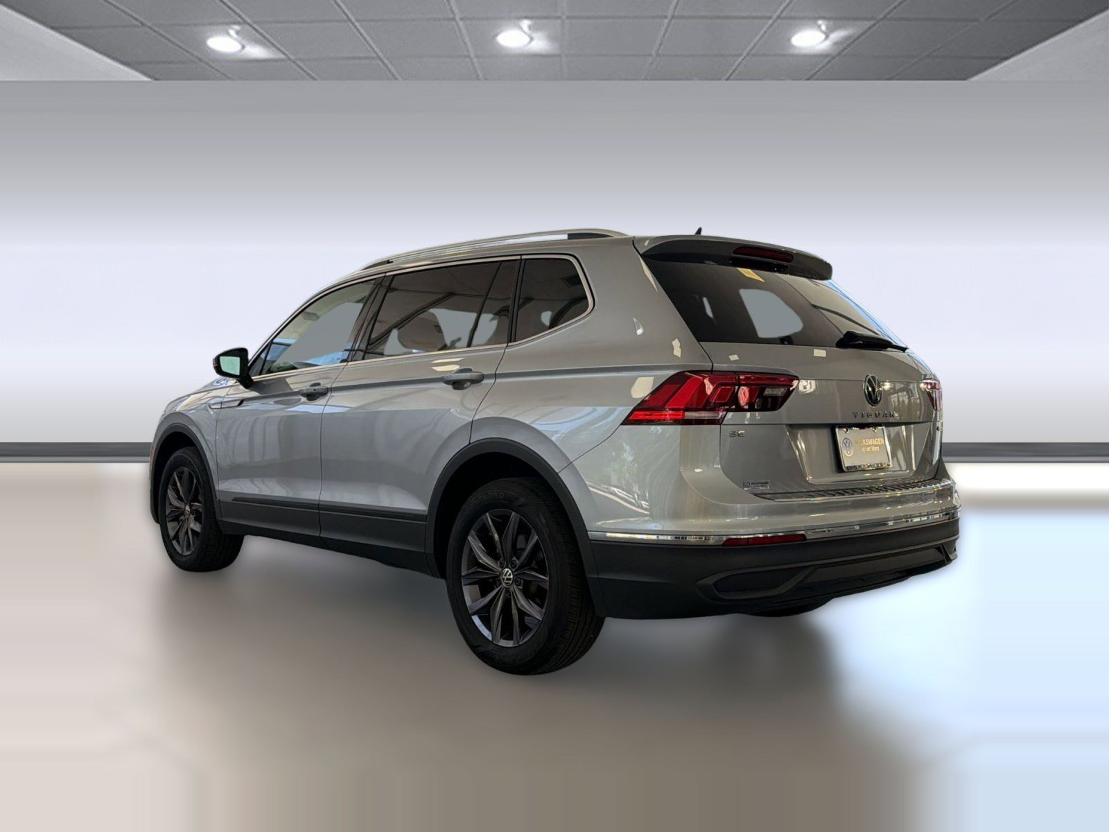 Used 2024 Volkswagen Tiguan SE AWD/4WD image 3