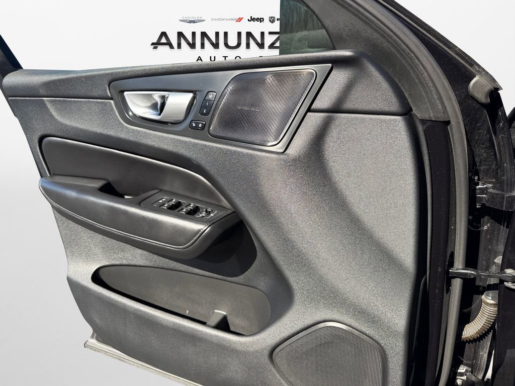 Used 2024 Volvo XC60 B5 Plus image 28