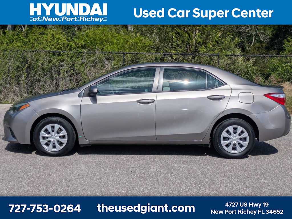 Used 2015 Toyota Corolla LE FWD image 2