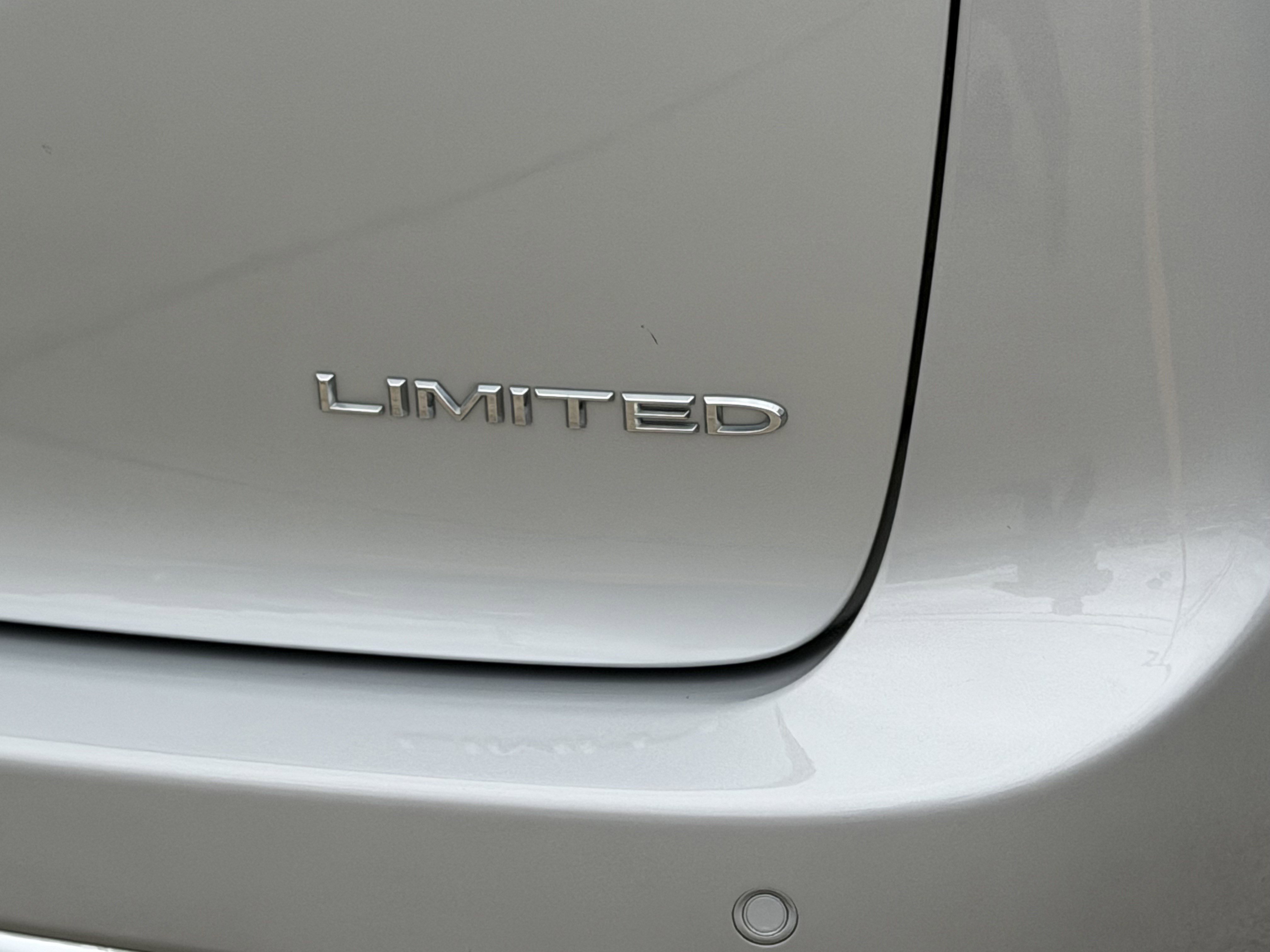 Used 2024 Chrysler Pacifica Limited FWD image 6
