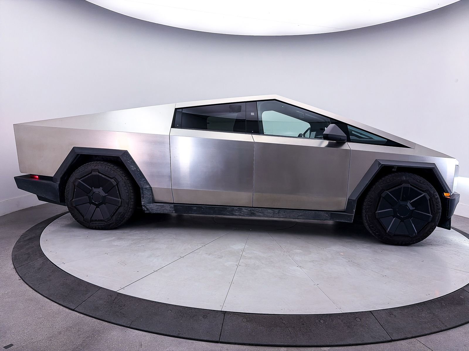 Used 2024 Tesla Cybertruck AWD Crew Cab image 36