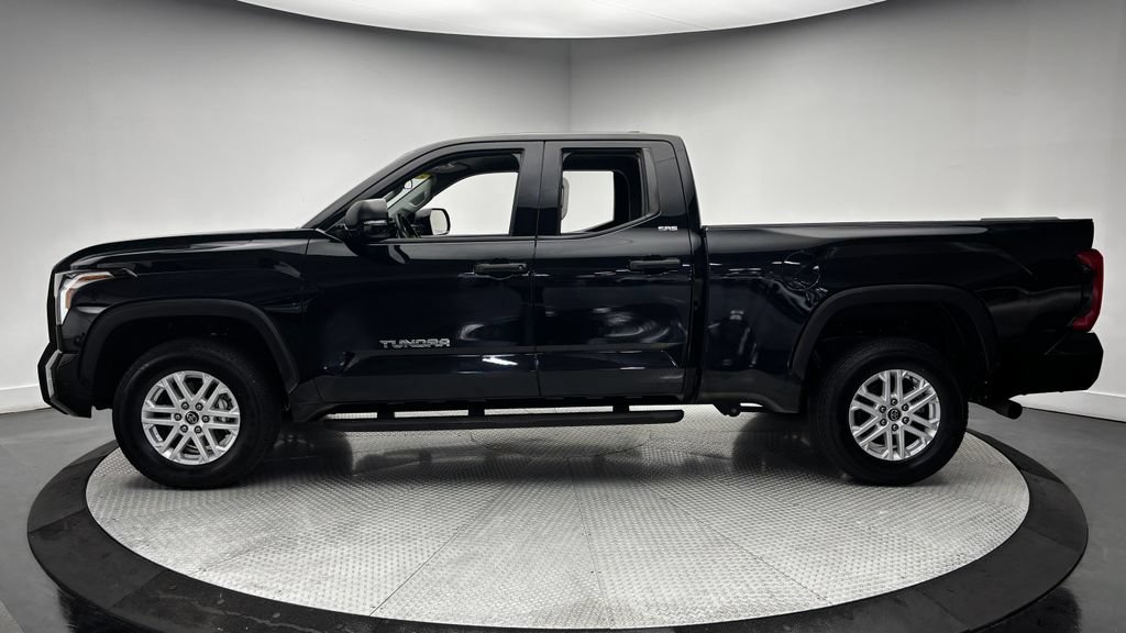 Used 2022 Toyota Tundra SR5 w/ SR5 Convenience Package AWD/4WD image 4