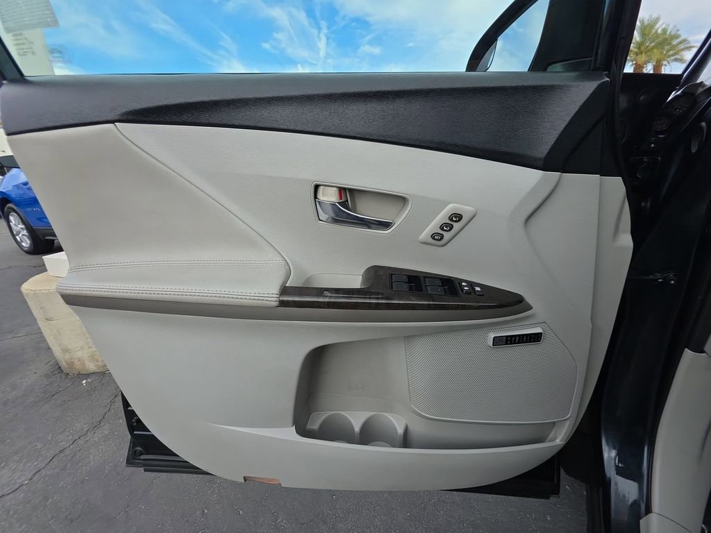 Used 2015 Toyota Venza XLE w/ XLE Premium Package FWD image 23