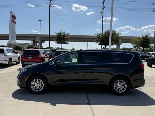 Used 2024 Chrysler Pacifica Touring-L FWD image 8