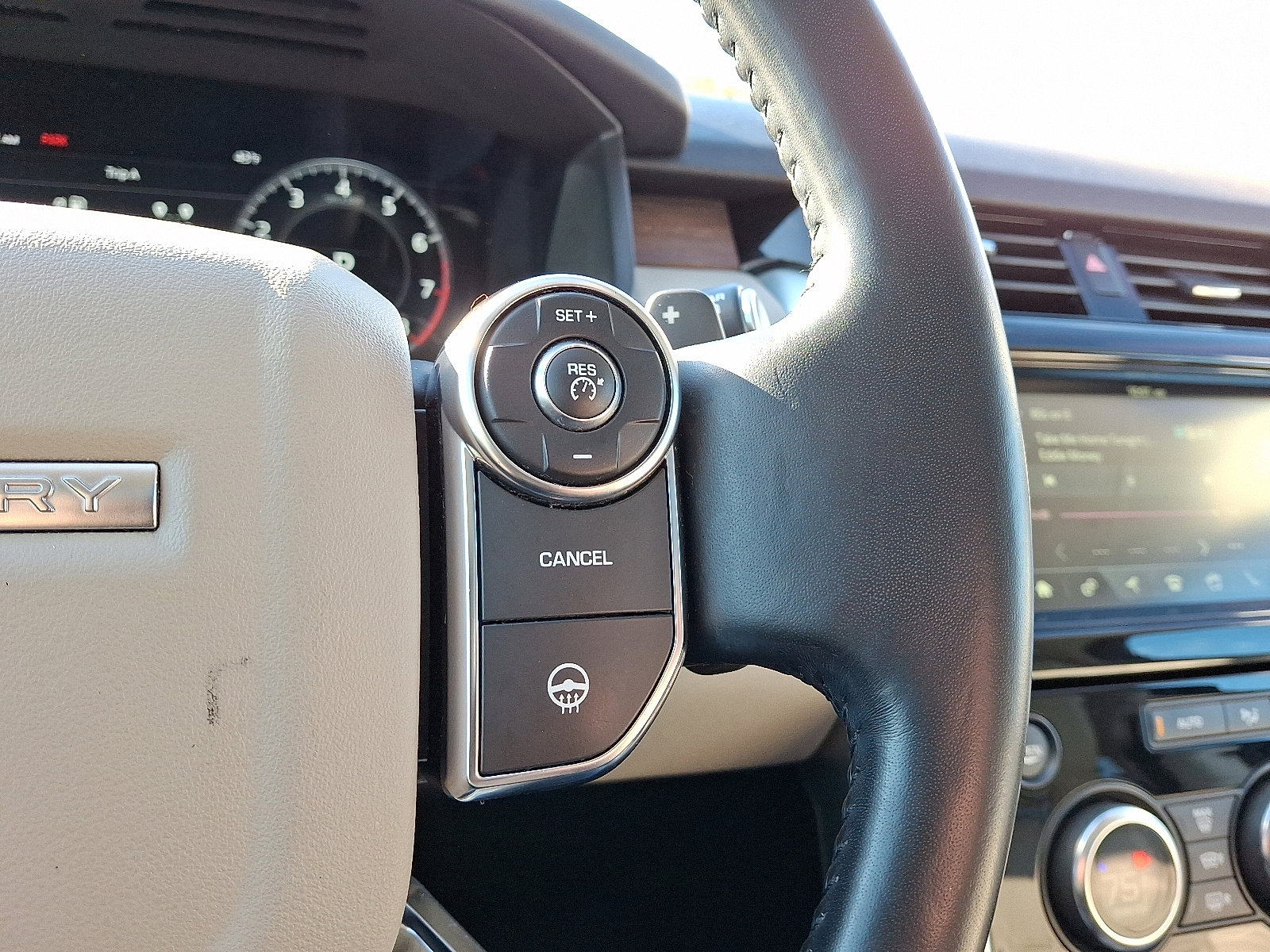 Used 2018 Land Rover Discovery HSE image 19