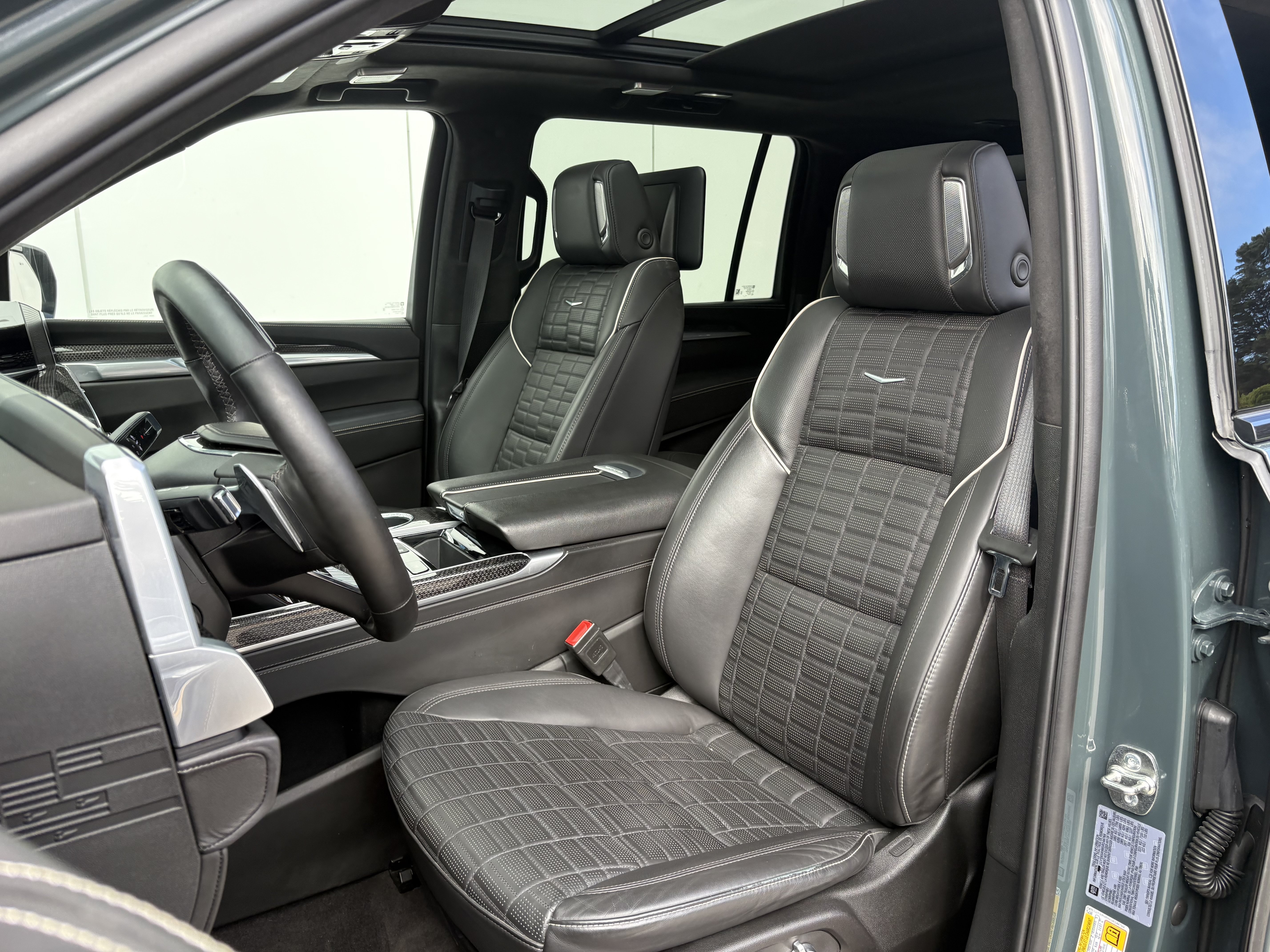 Used 2025 Cadillac Escalade ESV V AWD/4WD image 12