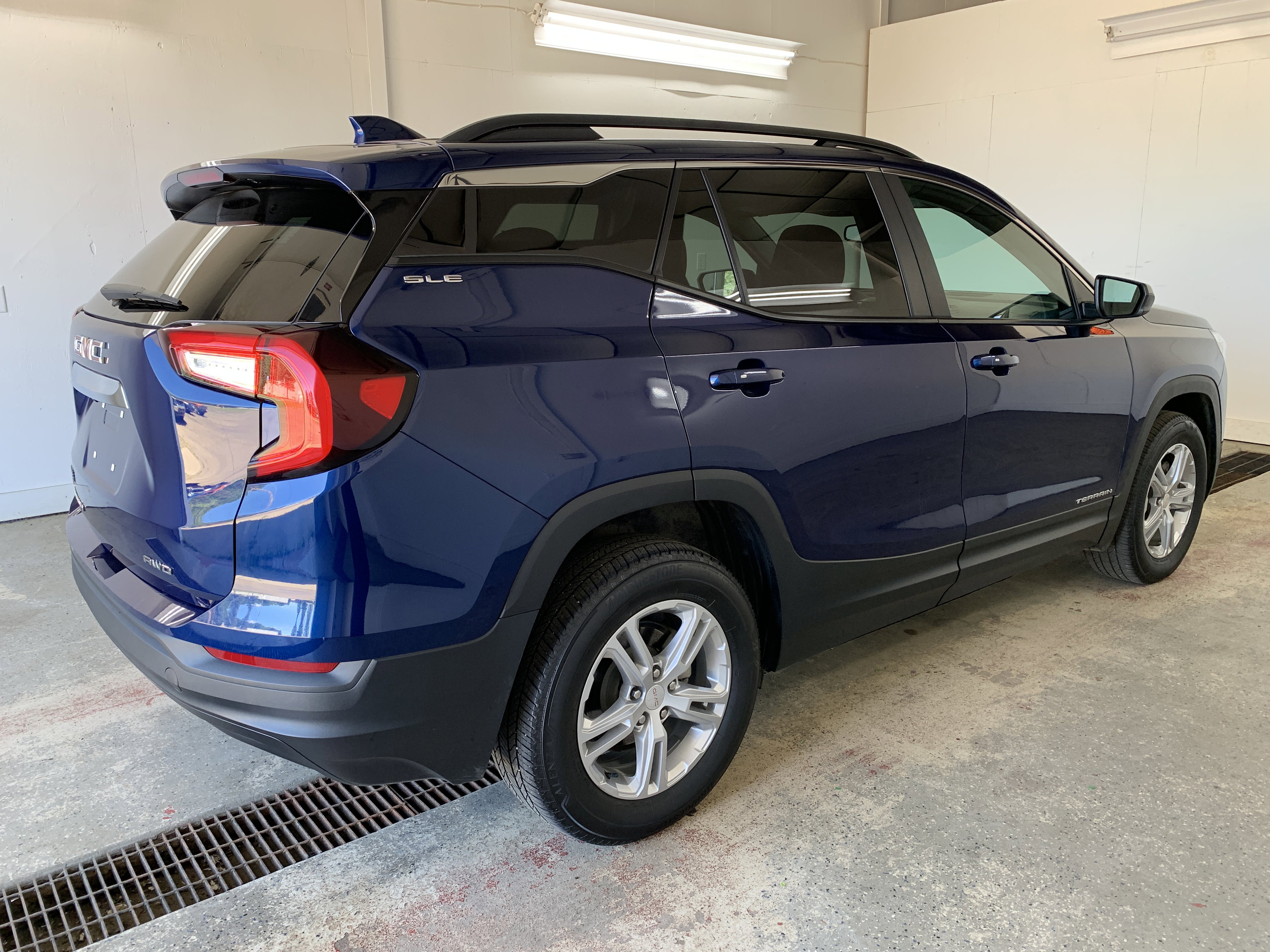 Used 2022 GMC Terrain SLE w/ Driver Convenience Package image 6