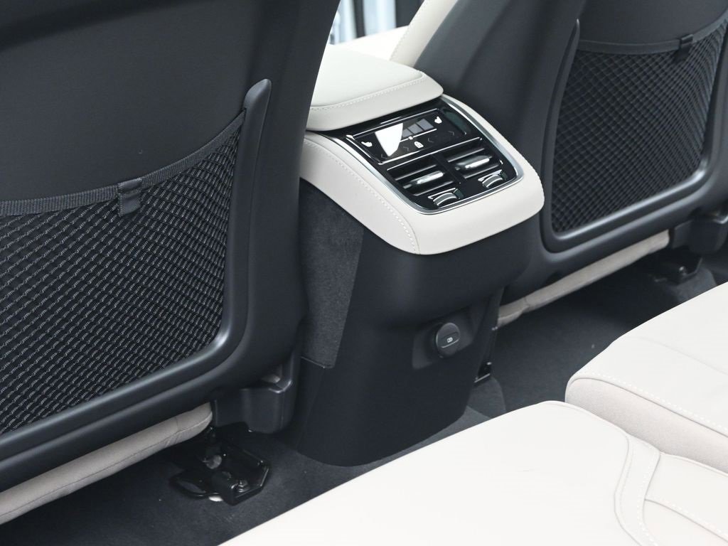 New 2026 Volvo XC90 B6 Ultra image 29