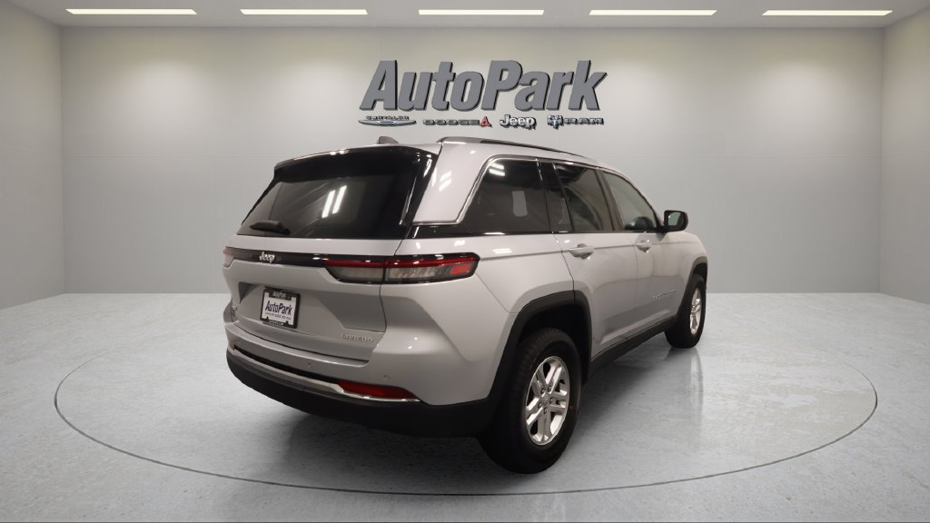 Certified 2024 Jeep Grand Cherokee Laredo w/ Luxury Tech Group I AWD/4WD image 7