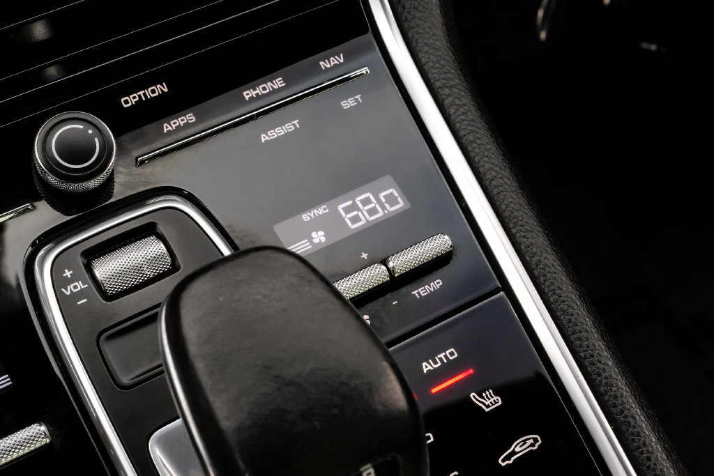 Used 2018 Porsche Panamera 4 AWD/4WD image 28