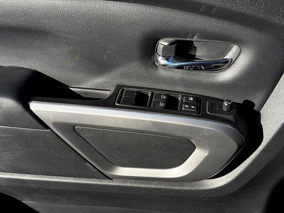 Used 2021 Nissan Titan SV w/ SV Convenience Package image 23