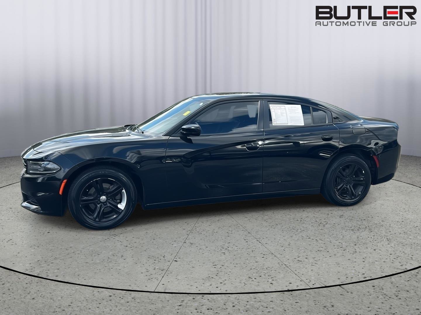 Used 2019 Dodge Charger SXT w/ Leather Interior Group image 3
