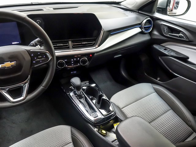 Used 2025 Chevrolet Trax LT w/ LT Convenience Package image 13