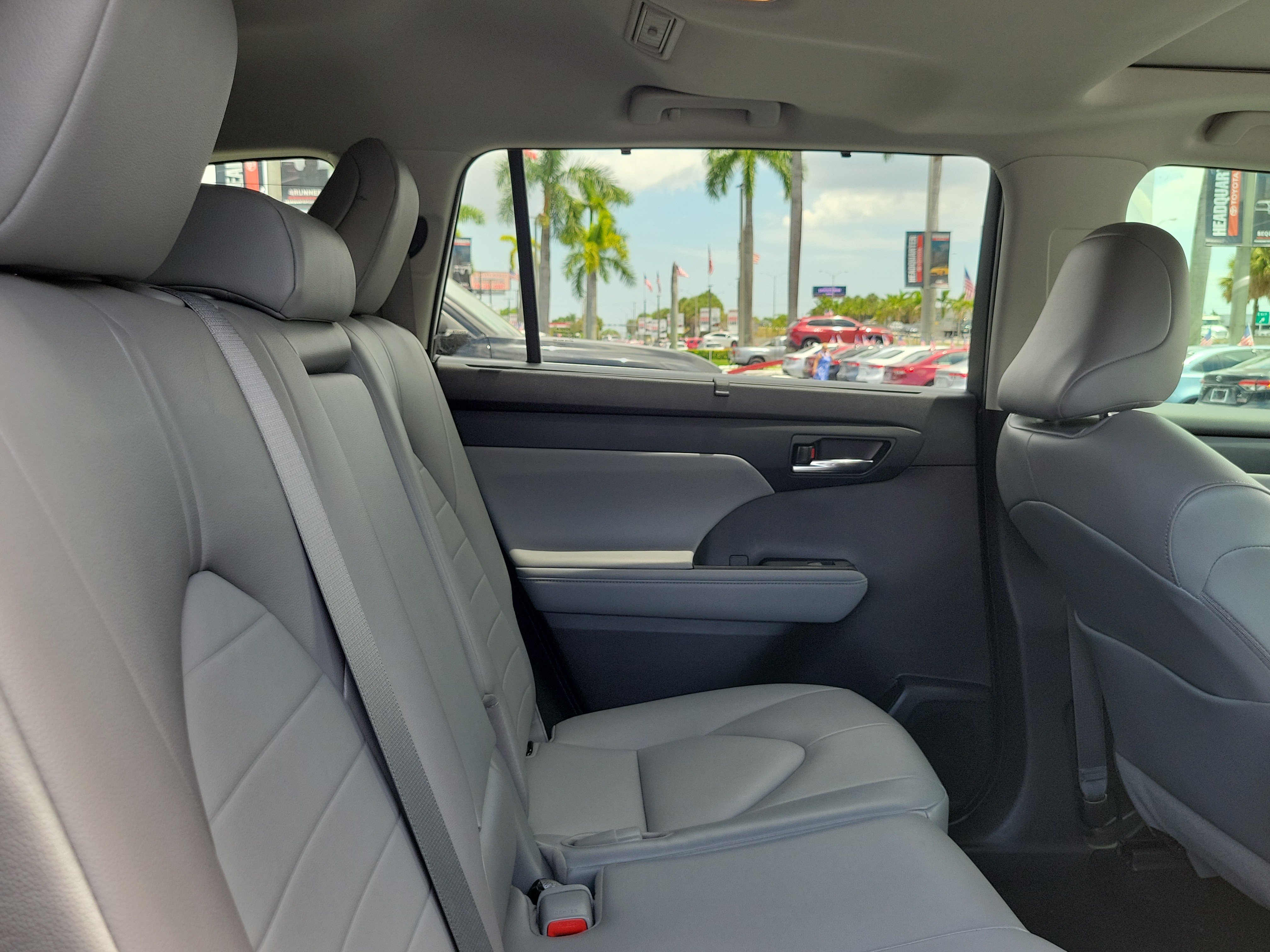 Used 2022 Toyota Highlander XLE FWD image 15