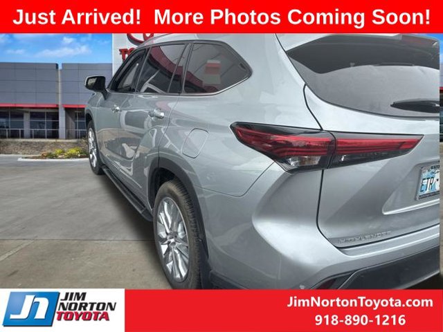 Used 2021 Toyota Highlander Limited FWD image 7