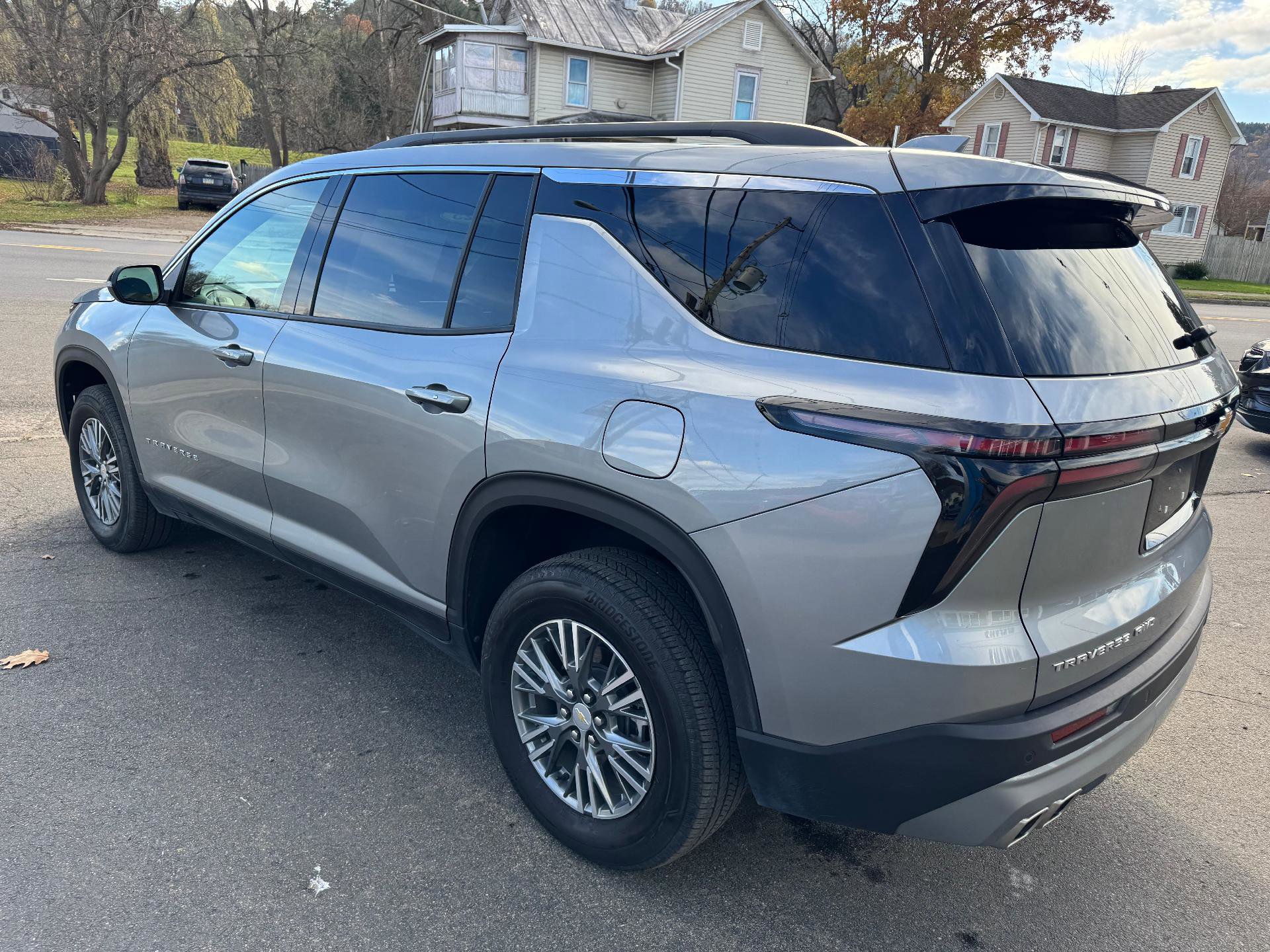Used 2025 Chevrolet Traverse LT image 10