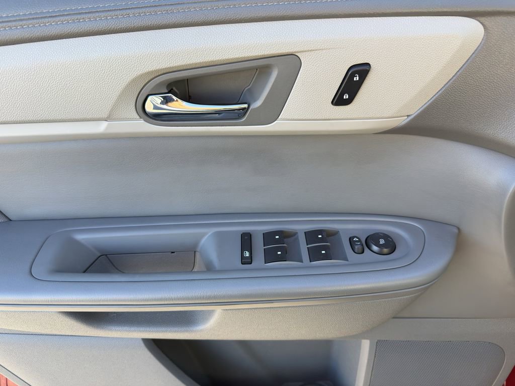 Used 2014 Chevrolet Traverse LT image 17