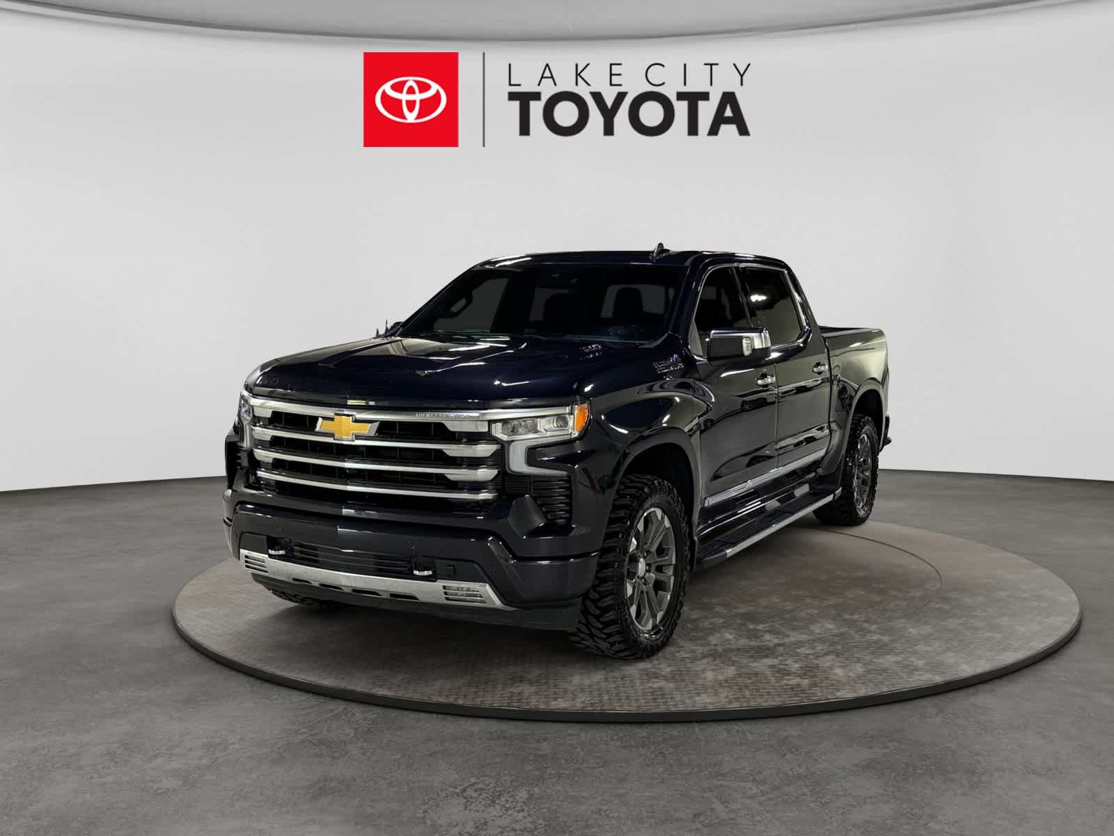 Used 2023 Chevrolet Silverado 1500 High Country w/ Z71 Off-Road Package AWD/4WD image 1