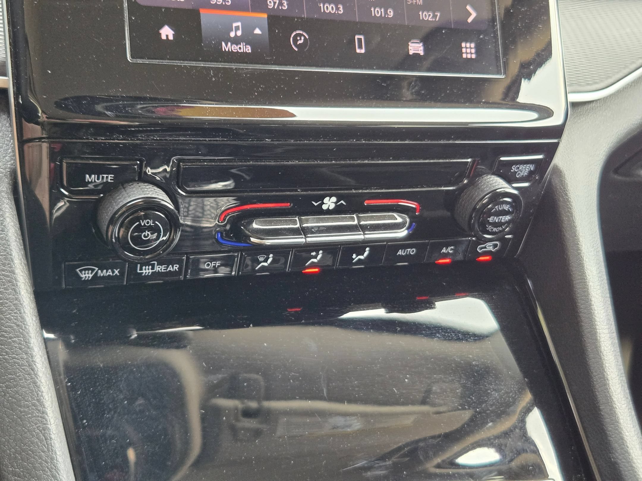 Used 2023 Jeep Grand Cherokee L Laredo AWD/4WD image 17